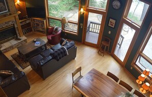 Televisión, chimenea, reproductor de DVD y libros 