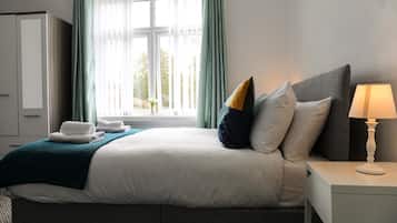 Bàn ủi/dụng cụ ủi quần áo, giường gấp/giường phụ (miễn phí)