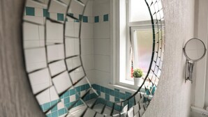 Combined shower/tub, hair dryer, towels - Haywood House (Glasgow)