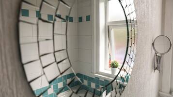 Combined shower/bathtub, hair dryer, towels