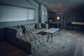 Suite junior | Caja de seguridad en la habitación y escritorio 