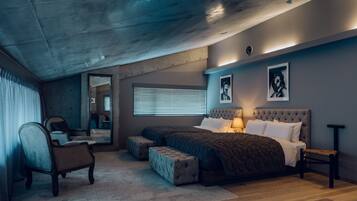 Junior Suite Room | 1 bedroom, in-room safe, desk, laptop workspace