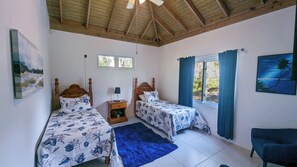 3 habitaciones, escritorio y tabla de planchar con plancha 