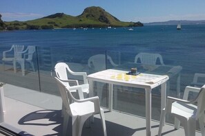 Outdoor dining - "Beside The Sea."More than an apartment! Absolute waterfront. Swim steps away. (Urquharts Bay)