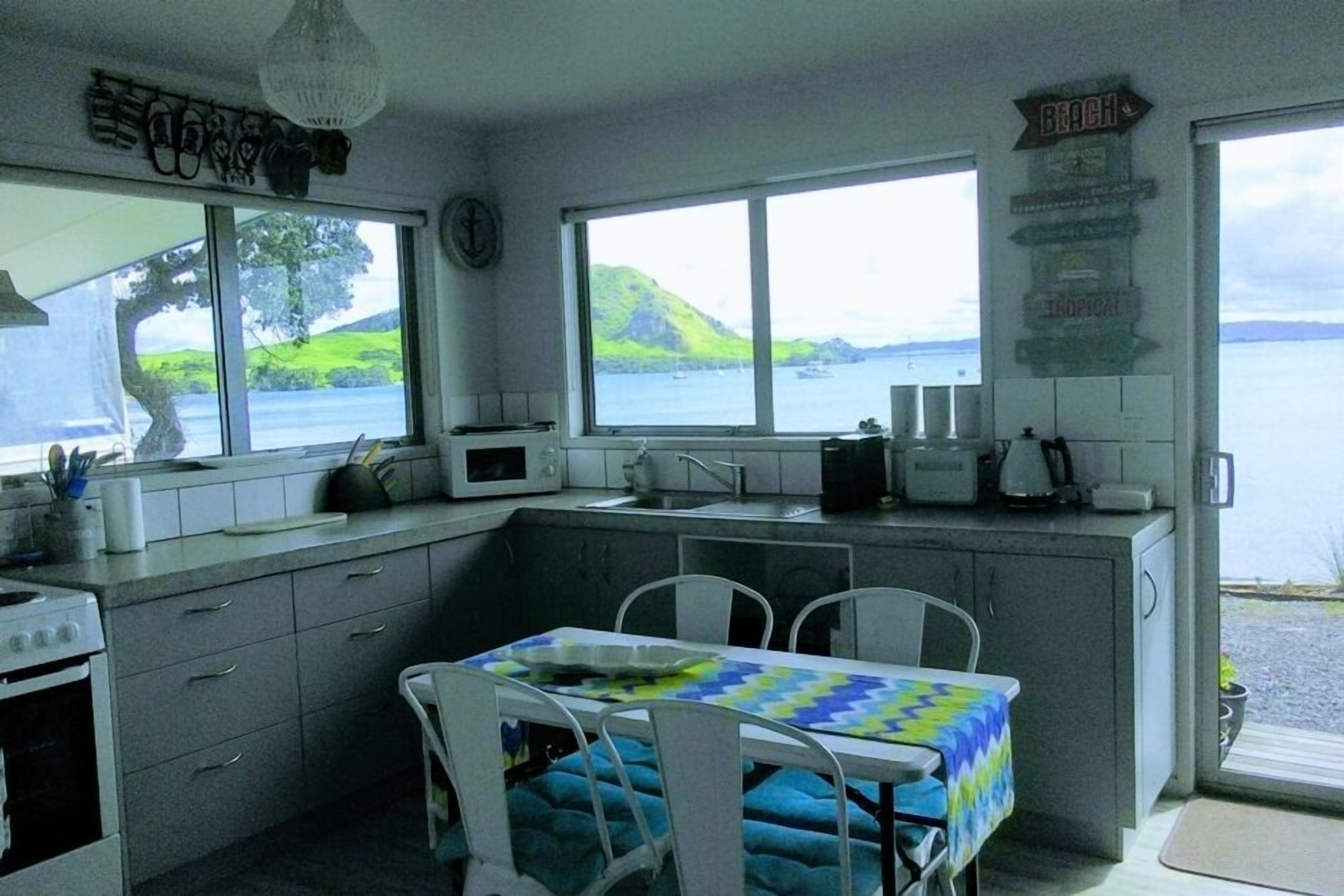 Geladeira, micro-ondas, fogão, cafeteira/chaleira