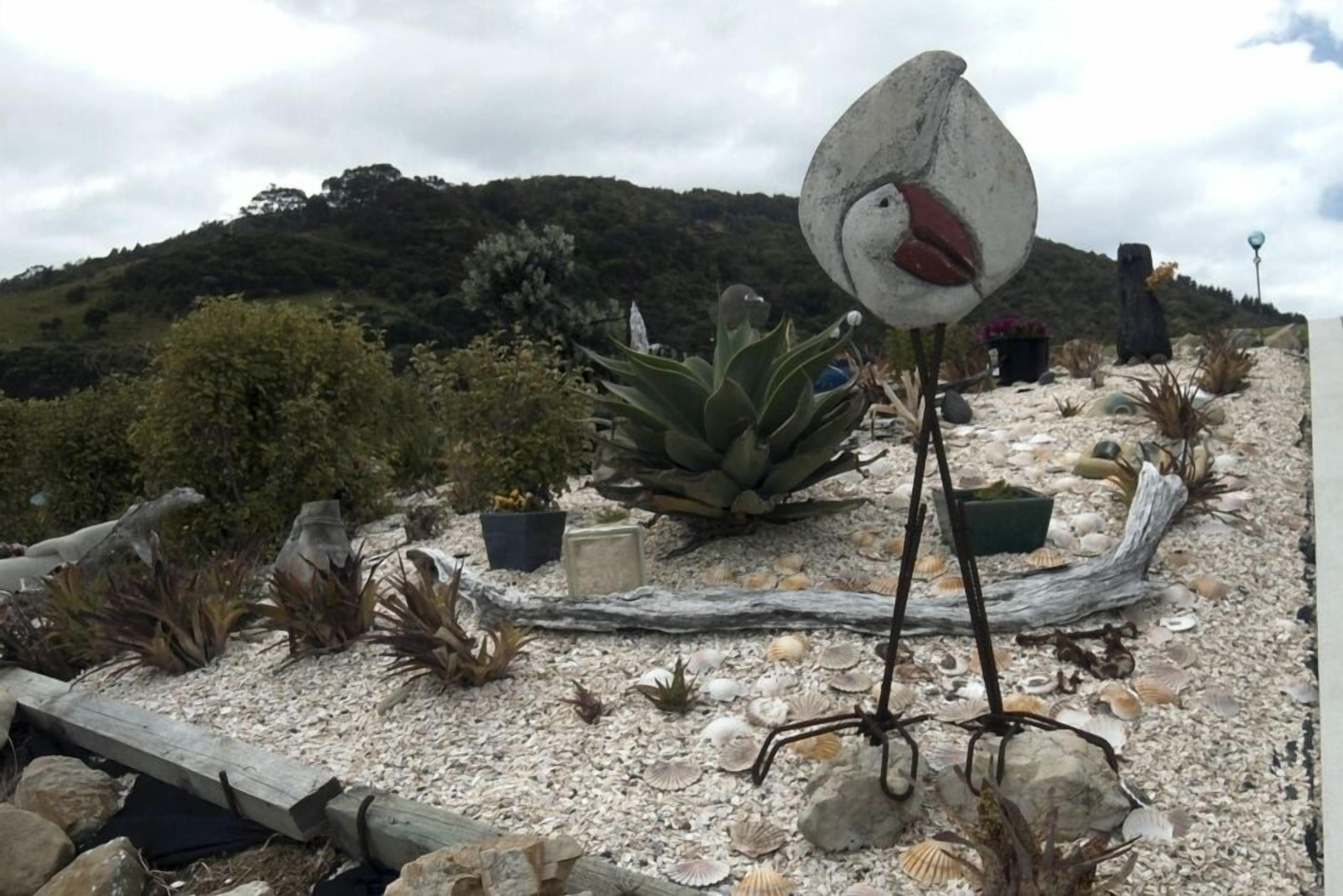 Un jardin agrémenté de diverses plantes et d’une enseigne décorative.