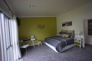 3 habitaciones, escritorio, tabla de planchar con plancha y wifi 