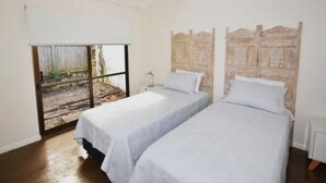 Deluxe House, 4 Bedrooms, 2 Bathrooms, Pool View - Private Paradise Minutes from the Beach (Sunshine Beach)