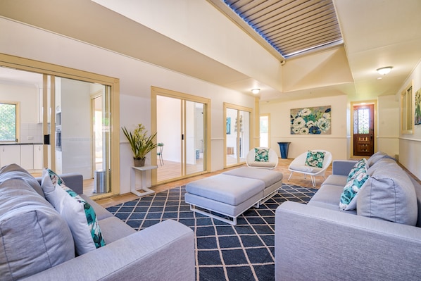 Deluxe House, 3 Bedrooms, 2 Bathrooms, Garden View | Living area - Peaceful Country Retreat close to City (Pullenvale)