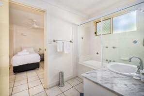 Deluxe House, 3 Bedrooms, 2 Bathrooms, Garden View | Bilik Mandi | Tab mandi dan pancuran berasingan, tab mandi rendaman dalam, syampu 