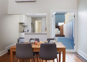Deluxe House, 1 Bedroom | In-room dining