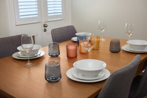 Deluxe-Haus, 1 Schlafzimmer | Essbereich im Zimmer