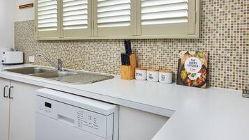 Deluxe House, 1 Bedroom | Private kitchen | Microwave, oven, stovetop, dishwasher