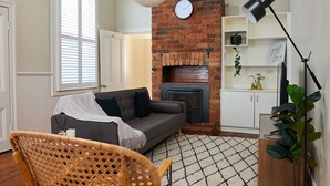 Unclassified image, 5 of 13, button - Victorian Prize with Style & Convenience (Kensington)