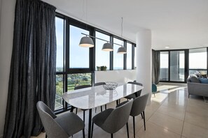 In-room dining - 3 BDR Innercity Stunner with pool & gym (Melbourne)