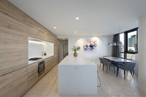 Deluxe-Apartment, 3 Schlafzimmer, Stadtblick | Eigene Küche