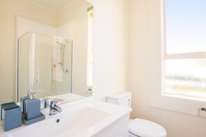 Een douche, een haardroger, toiletpapier