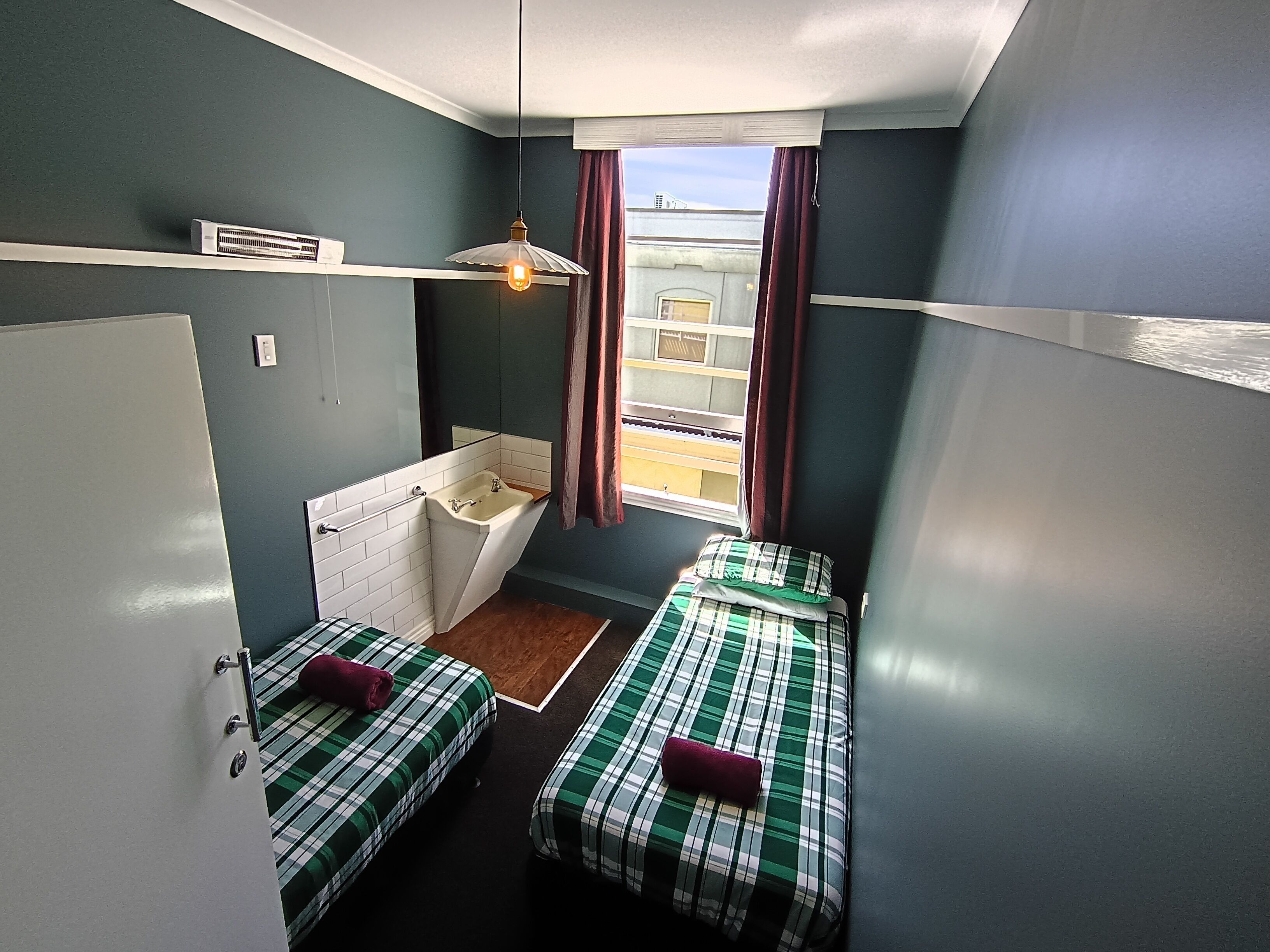 Kahden hengen huone (kaksi sänkyä), 2 yhden hengen sänkyä, jaettu kylpyhuone | Ylelliset vuodevaatteet, ilmainen Wi-Fi, vuodevaatteet