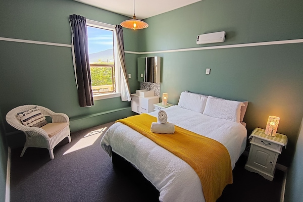 Quarto casal, 1 cama Queen, banheiro compartilhado | Roupas de cama premium, Wi-Fi de cortesia, roupa de cama