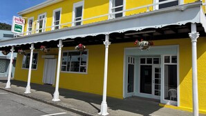 Un edificio amarillo con un letrero que dice "DUKE hostel".
