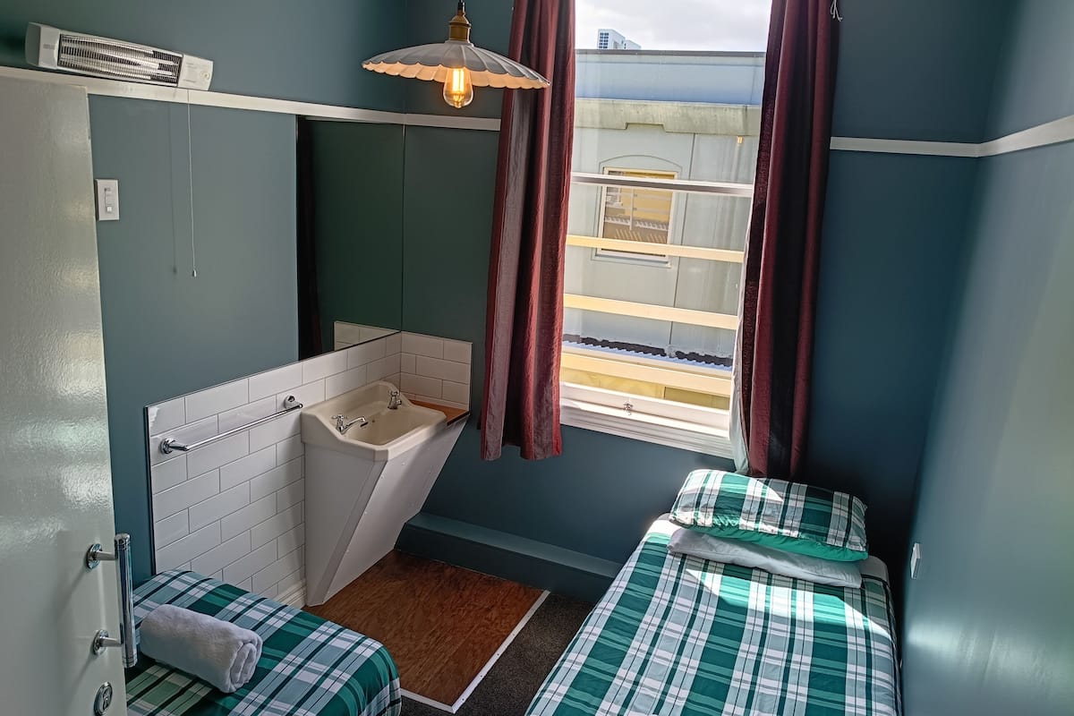 双床房, 2 张单人床, 公共浴室 | 高档床上用品、免费 WiFi、床单