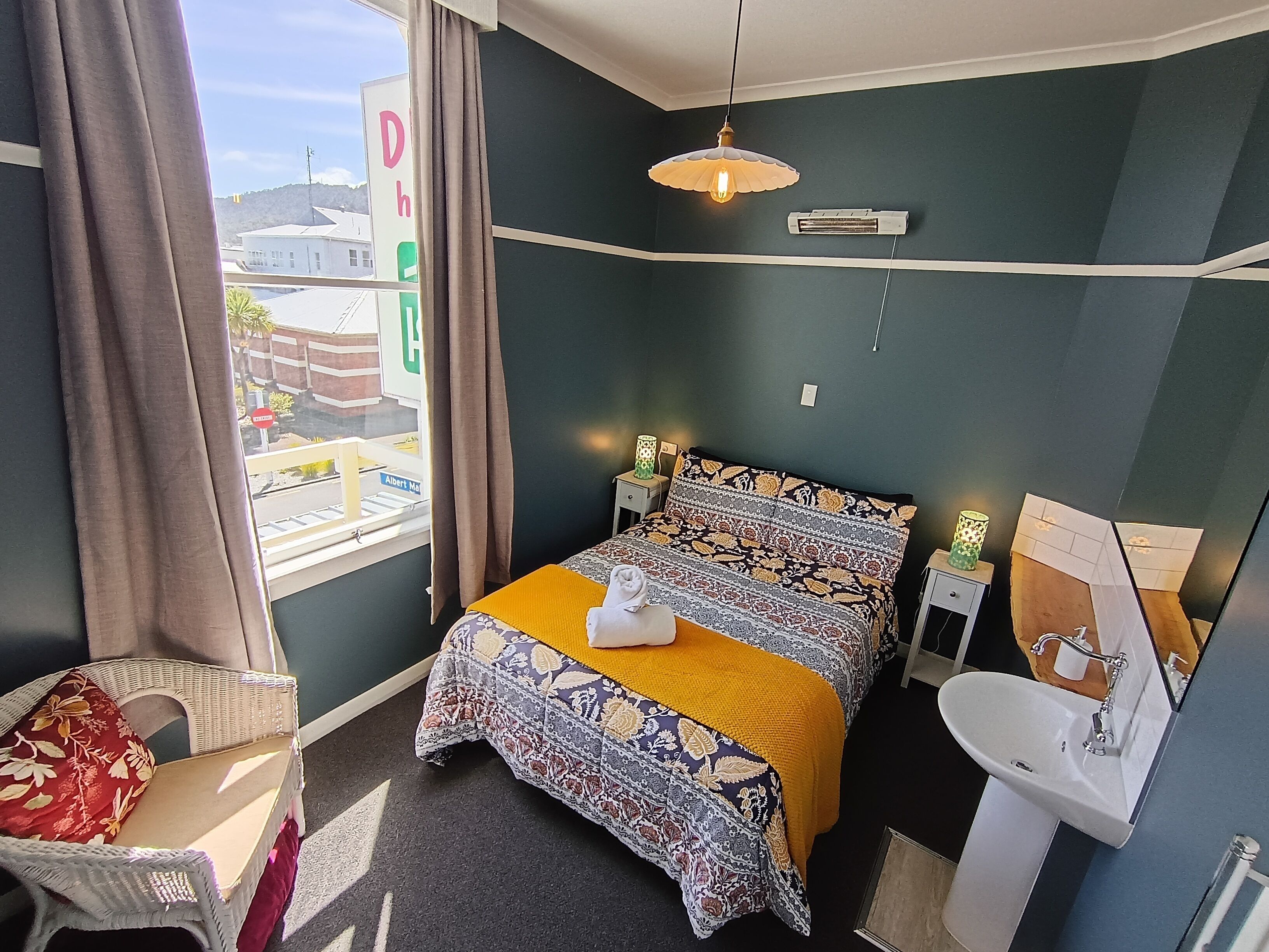 Kahden hengen huone, 1 parisänky, jaettu kylpyhuone | Ylelliset vuodevaatteet, ilmainen Wi-Fi, vuodevaatteet