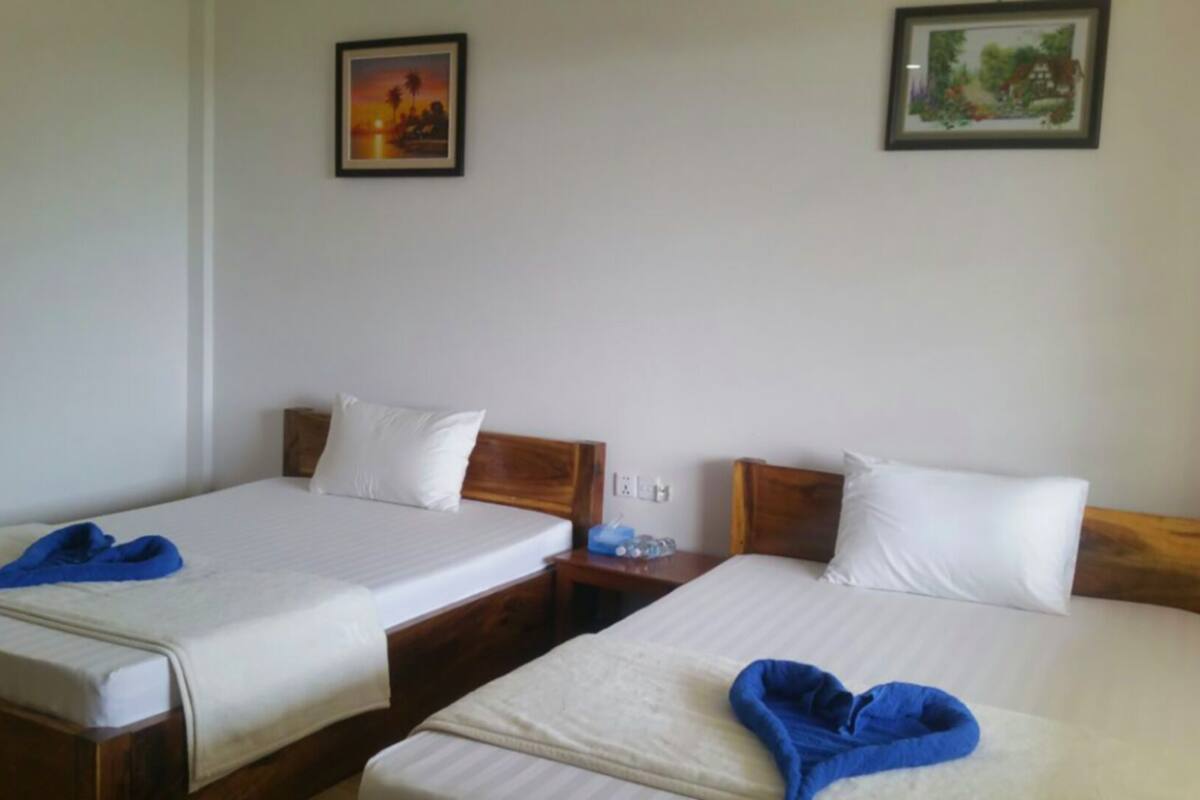 Quarto duplo, vista para o jardim | Escrivaninha, espaço de trabalho para notebook, Wi-Fi de cortesia