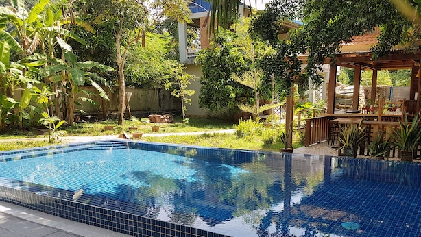 Outdoor pool, open 7:00 AM to 10:00 PM, pool loungers - Arun Rass Guesthouse (Kep)