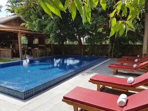 야외 수영장, 07:00 ~ 22:00 오픈, 일광욕 의자