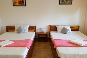 Desk, laptop workspace, free WiFi, bed sheets - Arun Rass Guesthouse (Kep)