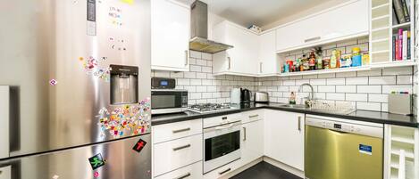 Refrigerador, microondas, horno y parrilla de estufa