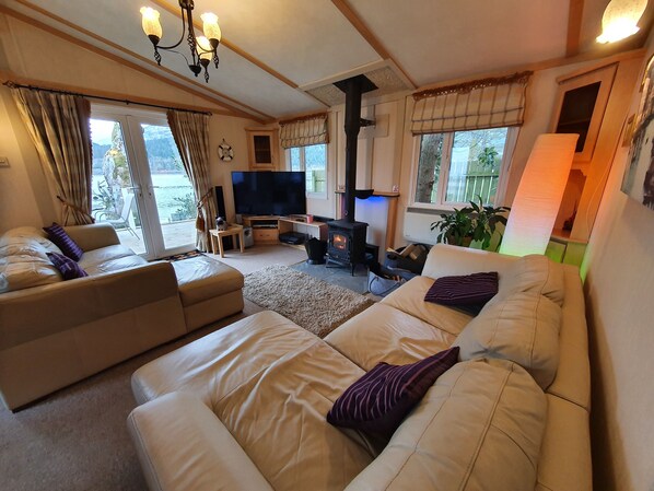 Fernseher, Kamin, DVD-Player, Tischtennisplatte