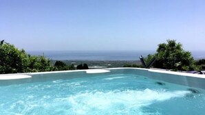 Ein Whirlpool mit Blick auf den Ozean.