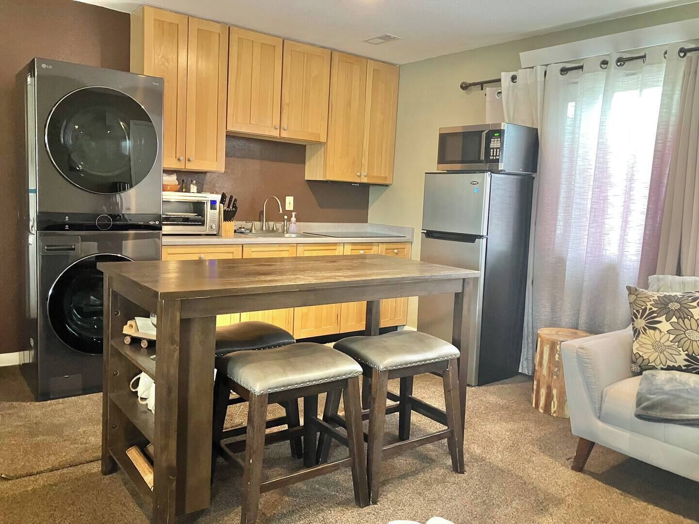 Kühlschrank, Mikrowelle, Wasserkocher mit Kaffee-/Teezubehör