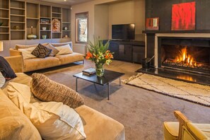 Fernseher, Kamin, DVD-Player, Stereoanlage