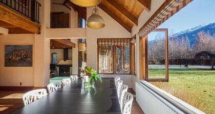 Casa de carácter rústico con mucho espacio, piscina de hidromasaje privada, canchas de tenis