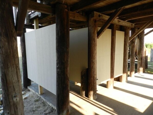 Una obra en construcción con vigas de madera y un panel blanco.