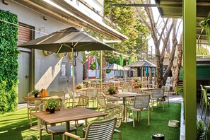 ランチ、ディナーに営業