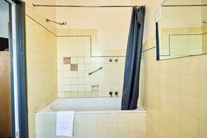 Duschwanne, kostenlose Toilettenartikel, Handtücher