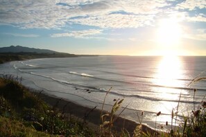 Beach - Home away from home elevated warm many extras . (New Plymouth)
