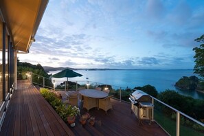 Outdoor dining - Waterfront Retreat with Inspirational Views (Te Wahapu)