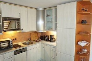 Kühlschrank, Mikrowelle, Ofen, Geschirrspüler