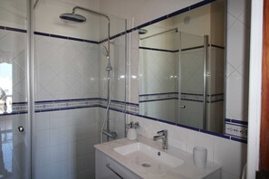 Chuveiro, secador de cabelo, toalhas de banho 