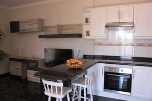 Frigorífico, microondas, horno y trona infantil