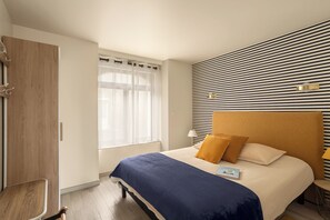 3 habitaciones, tabla de planchar con plancha y cuna de viaje
