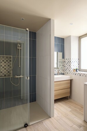 Dusche, Haartrockner, Handtücher, Toilettenpapier