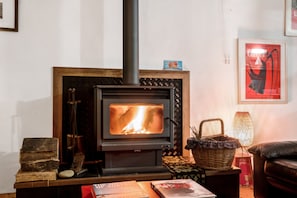 Interior - Villa Belza - Lakeside cottage near Angourie beaches (Wooloweyah)