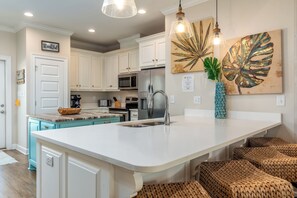 Fridge, microwave, oven, stovetop - Shore Joy | Christmas opening. Price drop (Dauphin Island)