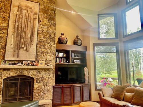Lovely Winter Getaway ~ Walk To The Ski Lift  ~ The Ideal Vacation Home!