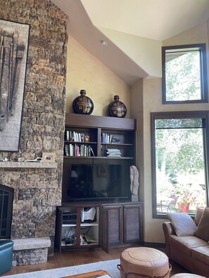 Älytelevisio, takka, videopelejä, DVD-soitin